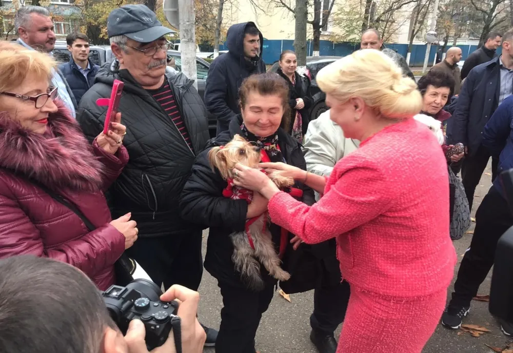 Aplauze și huiduieli pentru Viorica Dăncilă