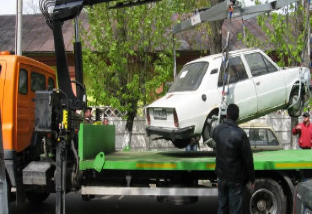Poliţiştii locali din Slatina au ridicat zeci de autoturisme parcate neregulamentar