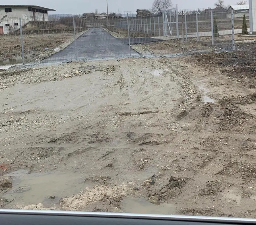 Au asfaltat o stradă care fusese anterior blocată, tot de către primărie, cu un gard metalic - FOTO