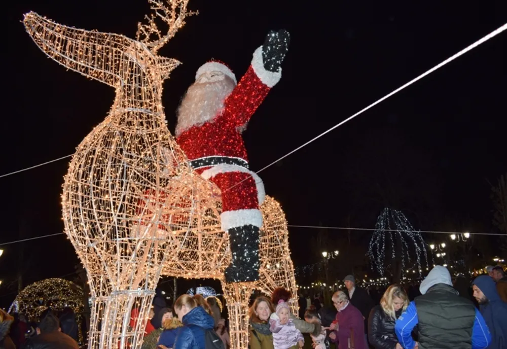 S-a aprins iluminatul festiv în Slatina şi s-a deschis Târgul de Crăciun