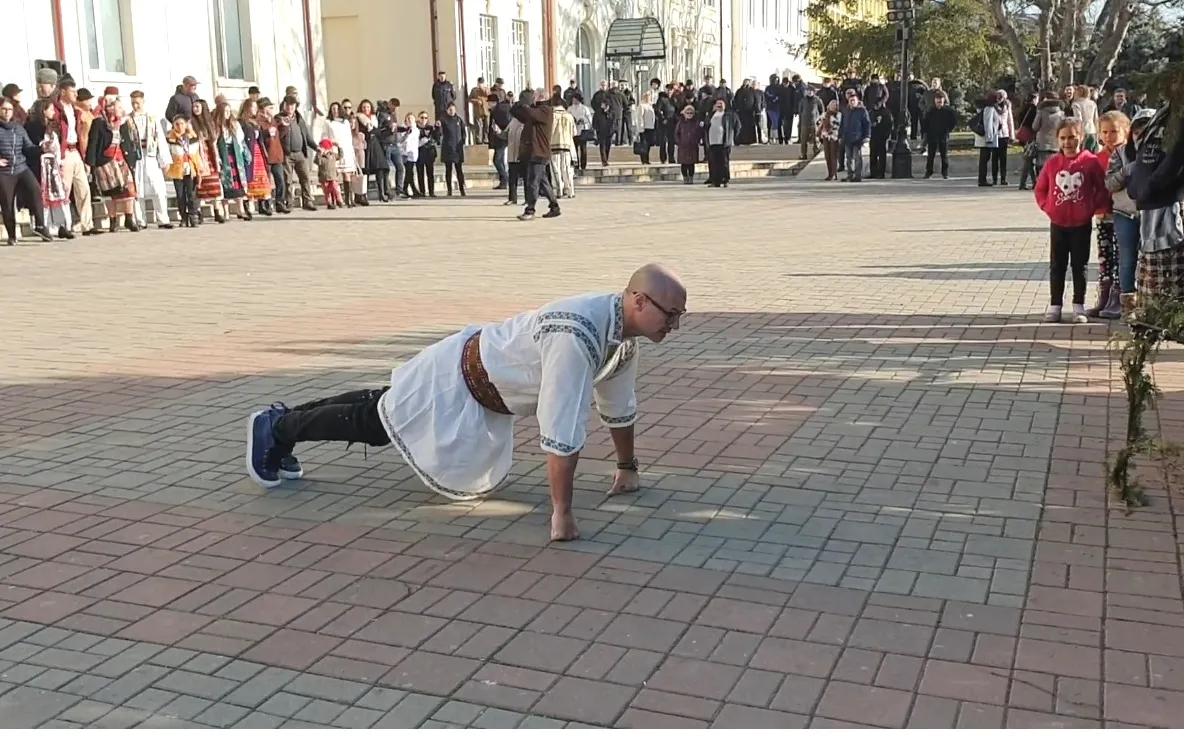 VIDEO - A marcat Unirea Mică printr-un mod INEDIT: Flotări în pumni, în straie populare, în faţa Primăriei Caracal