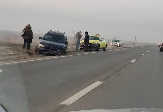 Un şofer din Olt a intrat pe contrasens şi a lovit două maşini, pe un drum din Dolj