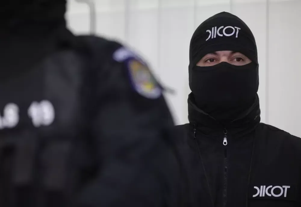 Minore din Caracal, racolate de o reţea de proxeneţi. Obligate să danseze la bară şi să se prostitueze - VIDEO