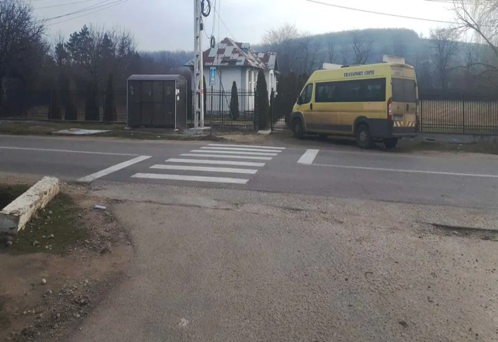 Olt: Copil lovit de un autoturism, în apropierea unei şcoli. Şoferul era băut