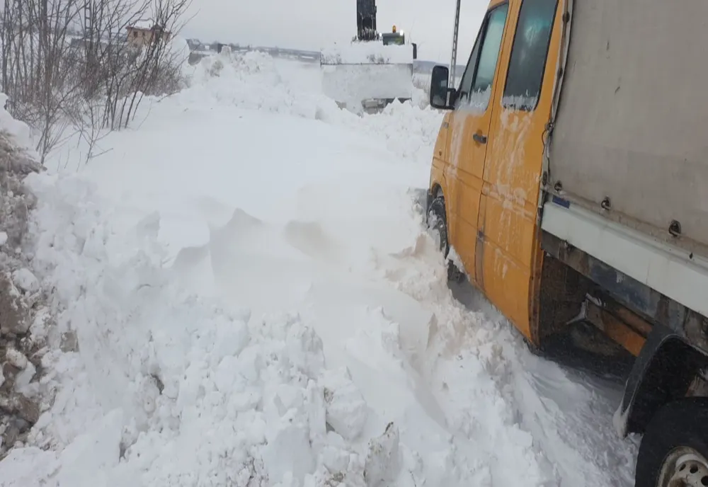 Iarna face probleme în Olt. Autoturisme tractate de utilajele de deszăpezire