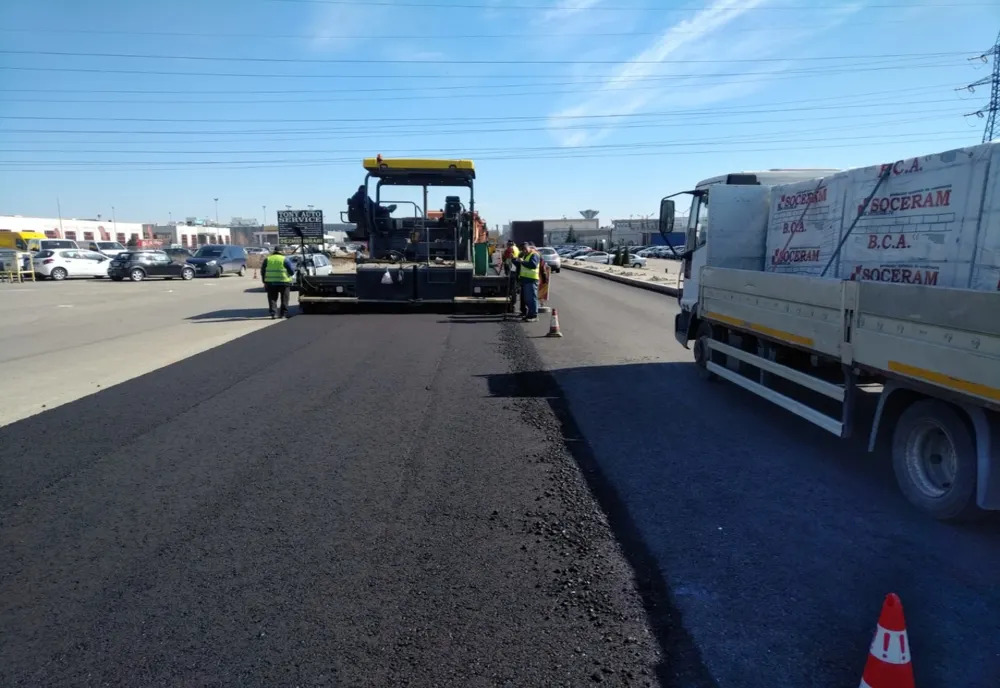 Strada din zona industrială a Slatinei, supralărgită. Se toarnă primul strat de asfalt