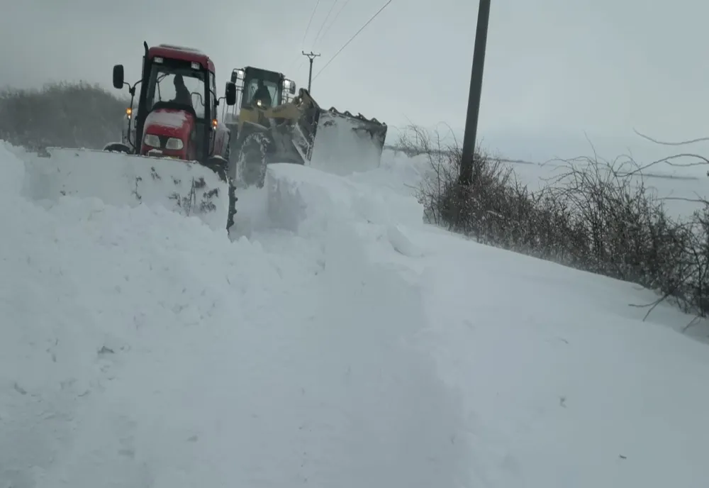 Autobuz blocat pe un drum cu zăpadă. Pompierii intervin pentru recuperarea pasagerilor