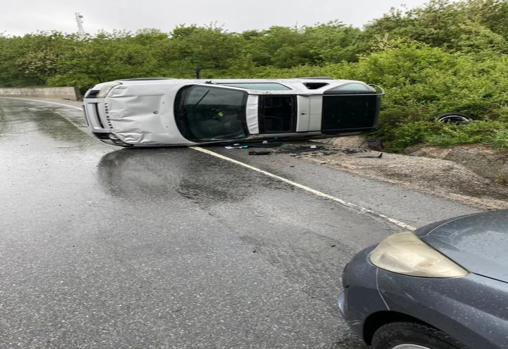 Accident pe un drum din Olt. A lovit cu SUV-ul parapetele şi s-a răsturnat în şanţ
