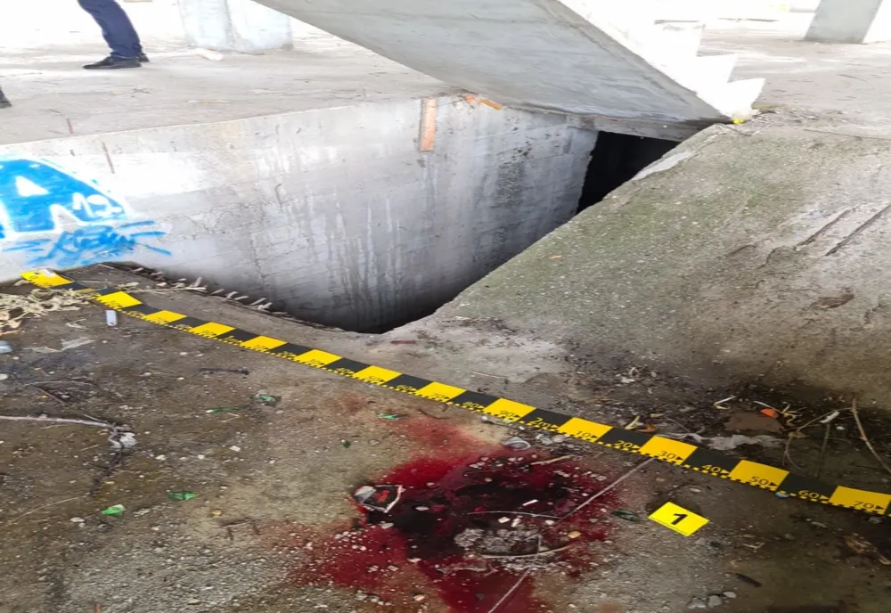 VIDEO. Un bărbat găsit bătut şi închis, în subsolul unui bloc din Corabia