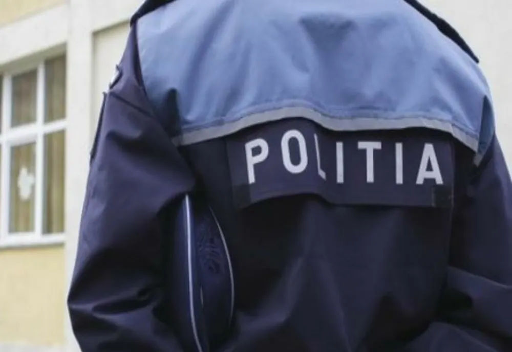 Într-un oraş din Olt, au fost furate uşile unei case