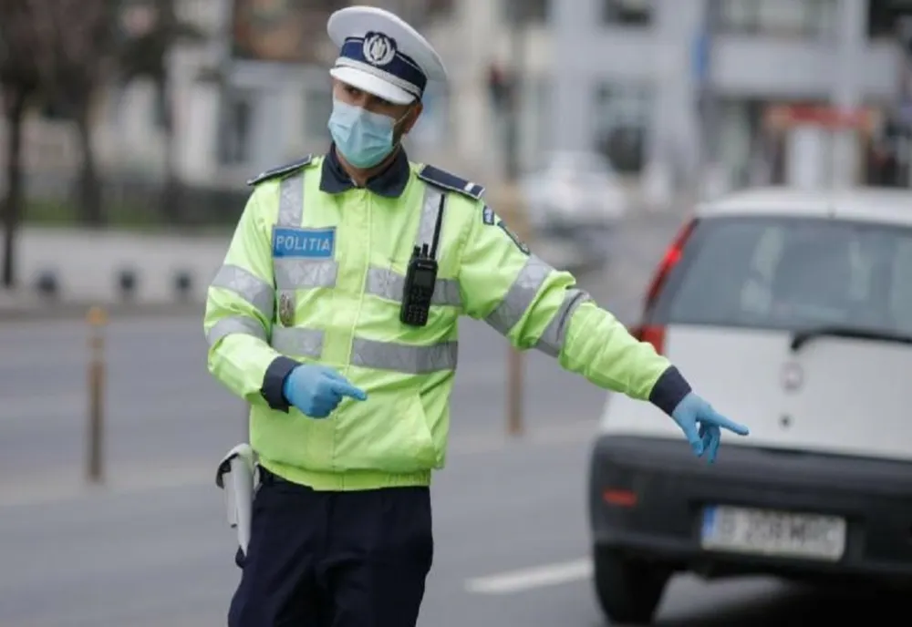 Un şofer chefliu a intrat cu maşina în porţile casei. Poliţiştii i-au deschis dosar penal