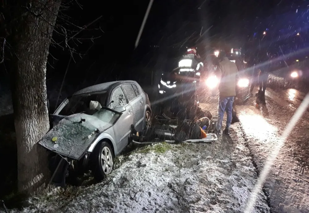 O maşină a derapat şi a lovit un pom, la Grădinari. Patru persoane la spital