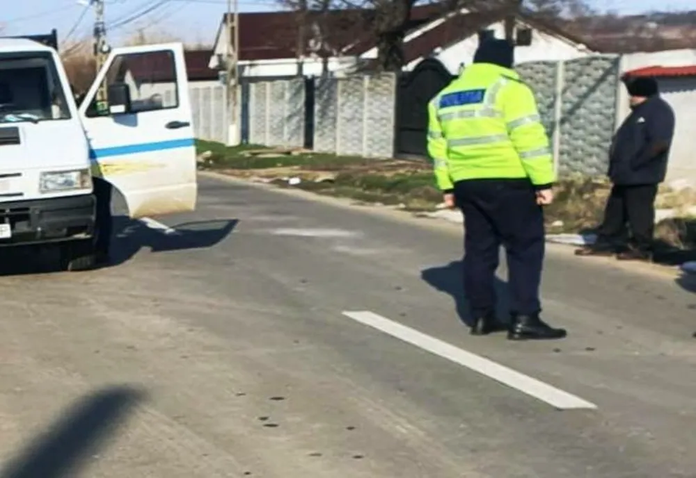 Bătrânică spulberată de un autoturism, când venea de la biserică. Femeia a murit la spital