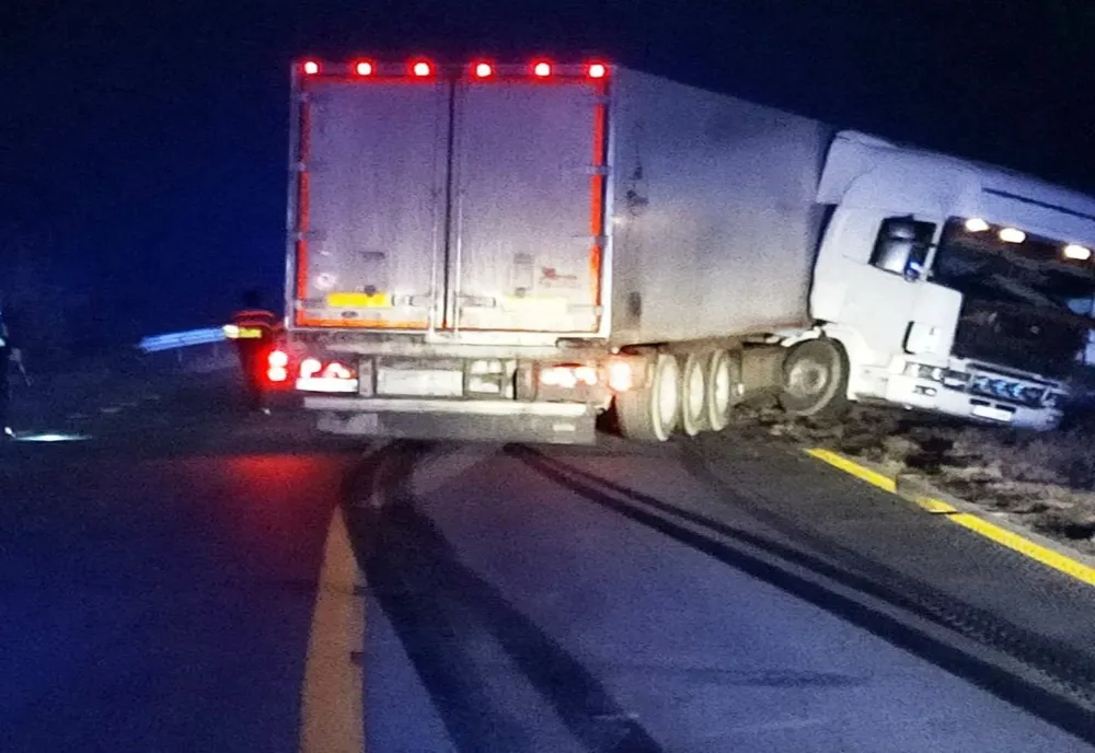 Un TIR a derapat şi a ajuns în şanţ, la limita dintre judeţele Olt şi Teleorman