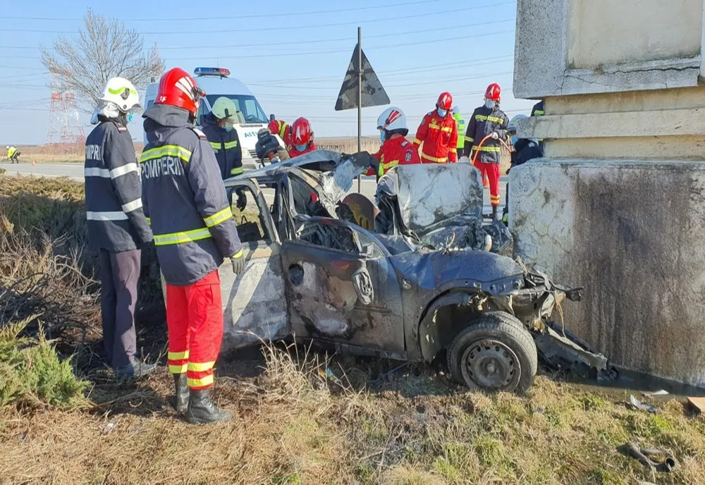 VIDEO: A intrat cu maşina în totemul de la intrarea în Slatina dinspre Piteşti şi a murit
