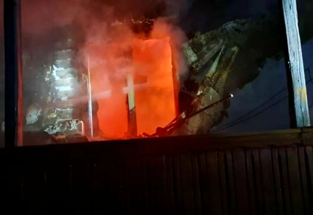 Incendiu puternic la o locuinţă din Priseaca, sâmbătă noaptea