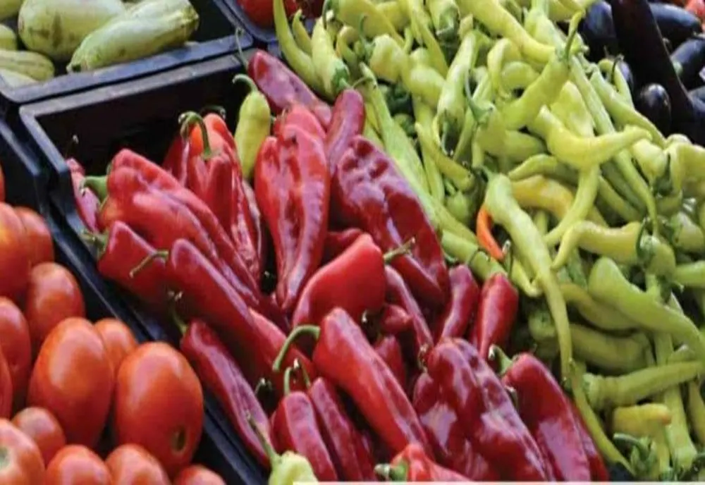 Legumicultorii din Olt acuză supermarketurile de concurenţă neloială: "Statul ar trebui să intervină"