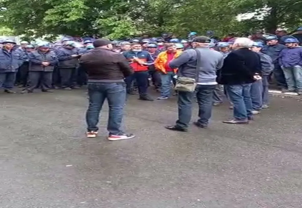 VIDEO. Muncitorii de la Fabrica de Vagoane din Caracal continuă protestul