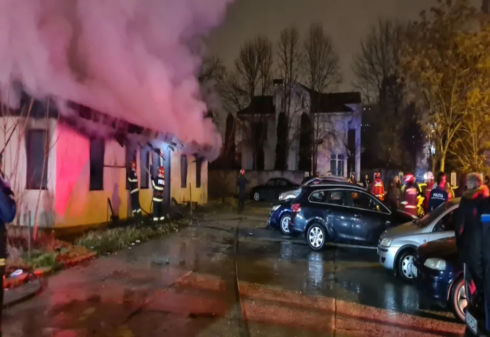 VIDEO. Maşini avariate de un incendiu izbucnit la o clădire dezafectată din Slatina