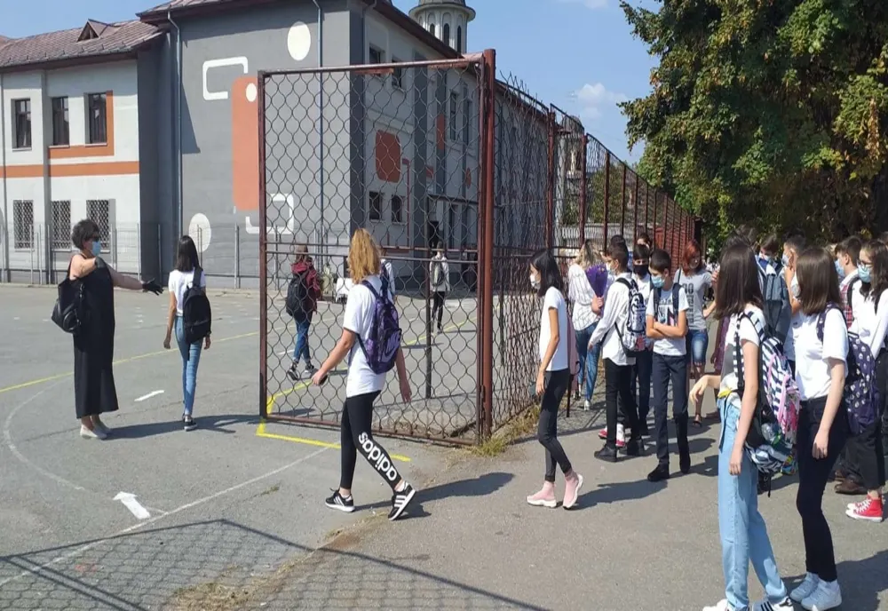 Şcolile din Slatina, dotate cu teren multisport