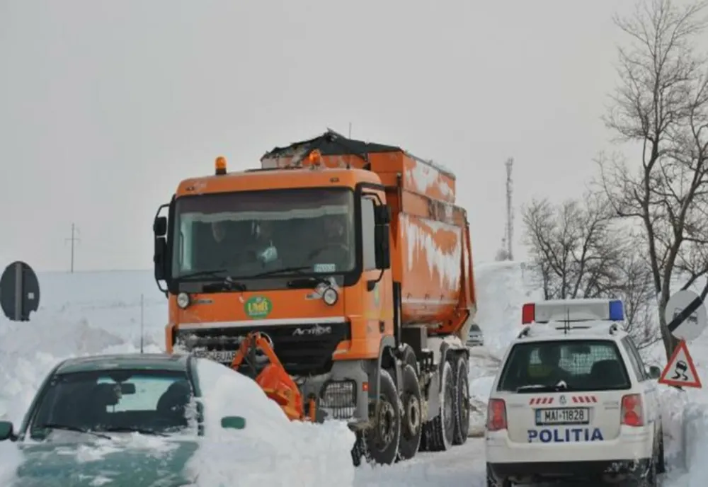 VIDEO INFOTRAFIC: SE CIRCULĂ ÎN CONDIȚII DE IARNĂ ÎN 6 JUDEŢE