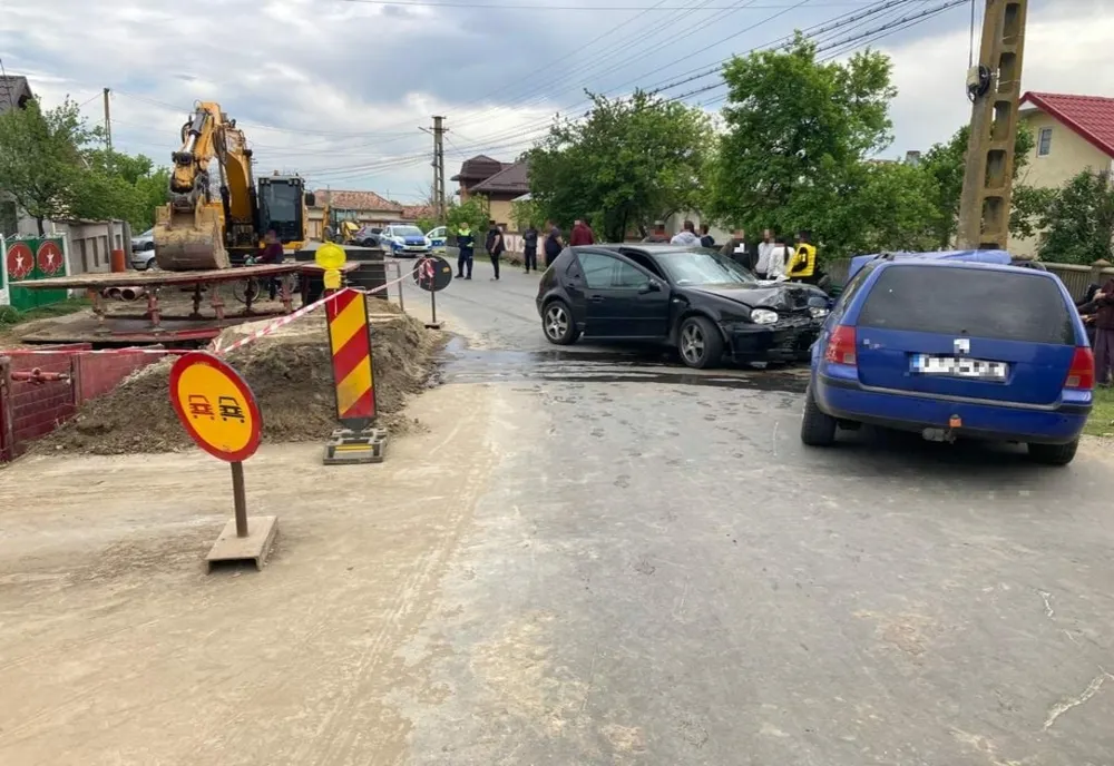 Coliziune violentă între două mașini, într-o comună din Otl. Două persoane rănite și internate la spital