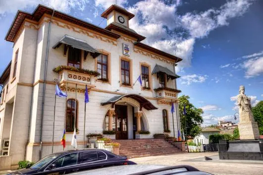 320.000 DE LEI DIN BUGETUL SLATINEI, DIRECȚIONAȚI CĂTRE O ASOCIAȚIE FĂRĂ TRECUT: ÎNTRE BINELE PUBLIC ȘI SUSPICIUNEA DE FAVORITISM