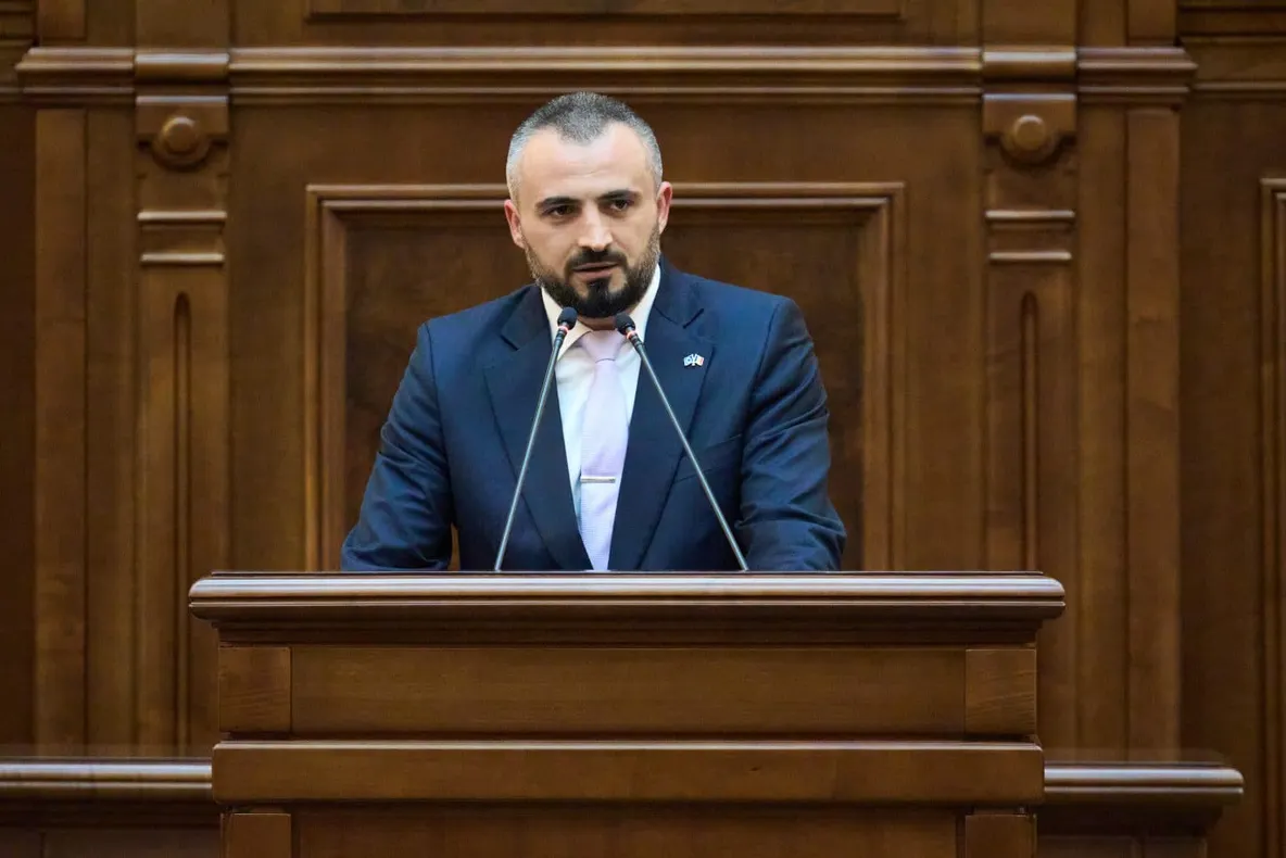 NICOLAE VLAHU (AUR), OFENSIVĂ ÎMPOTRIVA DROGURILOR ÎN ȘCOLI: POLIȚIE LOCALĂ, CAMERE VIDEO, UNIFORME ȘI INTERZICEREA TELEFOANELOR MOBILE