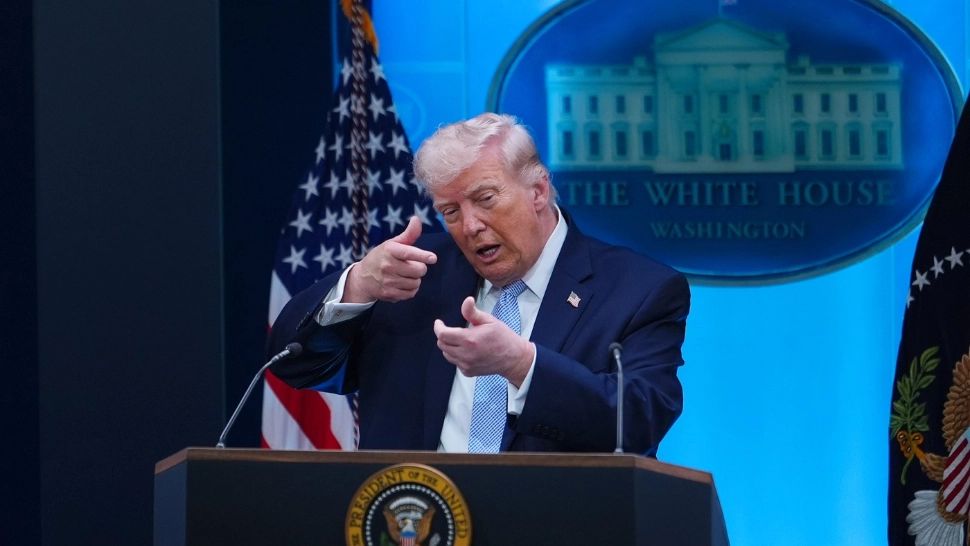 Donald Trump avertizează Iranul: „Va fi șters de pe fața pământului dacă atacă navele americane”