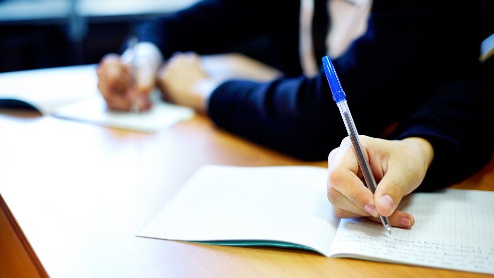 Aproape 2.800 de absolvenţi ai liceului din Olt aşteptaţi, luni, să susţină bacalaureatul