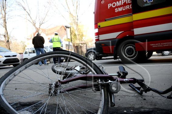 Biciclist rănit de o mașină care intra într-o stație Peco