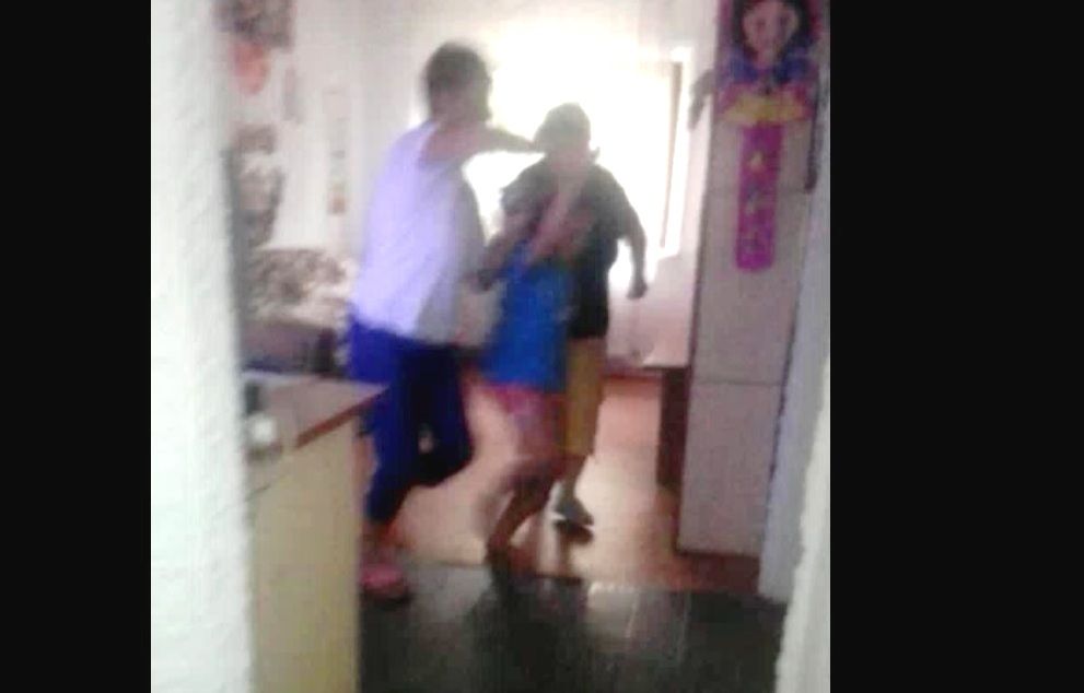 Fetiţă în vârstă de nouă ani de la un centru de plasament din Balş, bătută de îngrijitoare. Poliţia şi DGASPC au deschis anchete