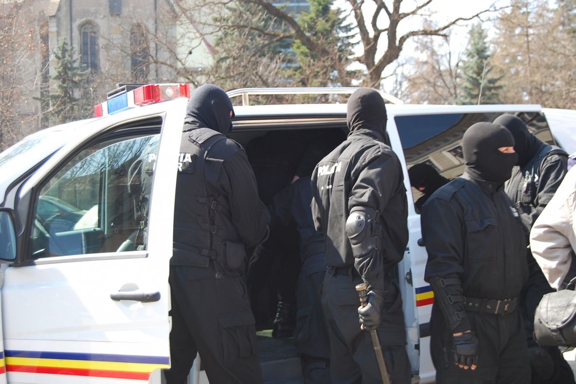 Firme de transport din Olt, acuzate de evaziune fiscală. Poliţiştii fac percheziţii