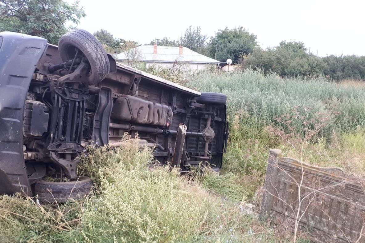 VIDEO. Accident de microbuz în judeţul Olt. O persoană a murit şi cinci au fost rănite