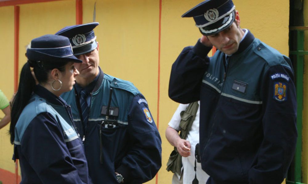 Olt: Bătut şi şantajat de şase bărbaţi. Suspecţii au fost prinşi în flagrant