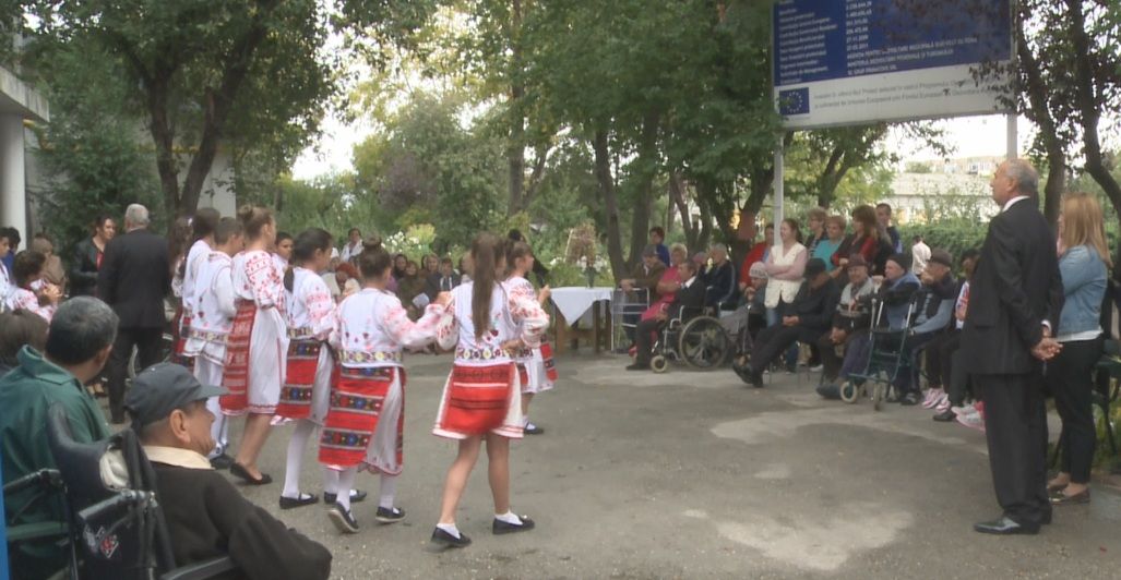 Bătrânii Slatinei, sărbătoriți cu spectacole și cadouri de ziua lor
