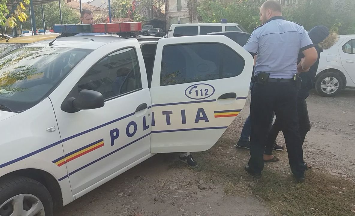 Adolescenţi tâlhăriţi în parc, într-un oraş din Olt. Autorii, arestaţi preventiv