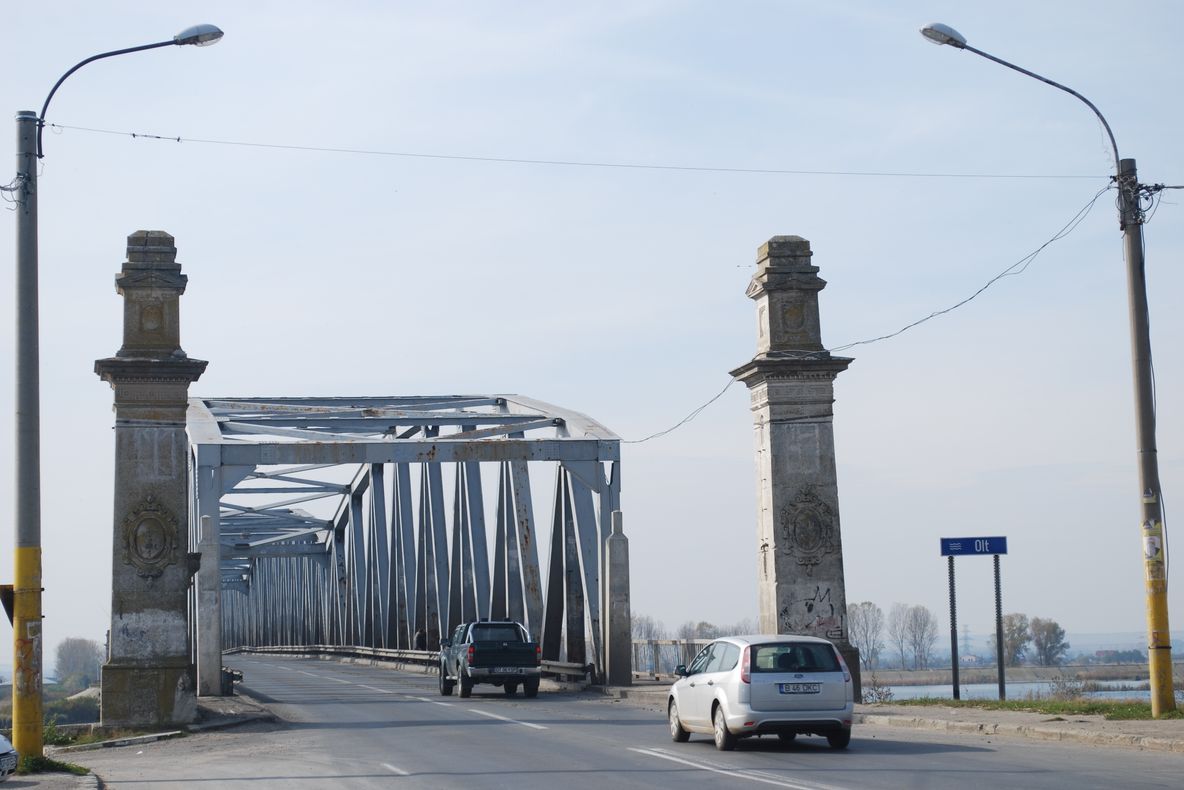 O stradă pe care va fi deviat traficul, după închiderea Podului Olt, reabilitată de Primăria Slatina