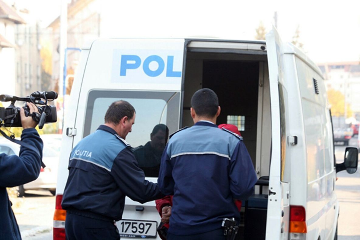 Doi bărbaţi din Olt, urmăriţi internaţional pentru proxenetism şi furt. Au fost găsiţi de poliţiştii dintr-un judeţ vecin