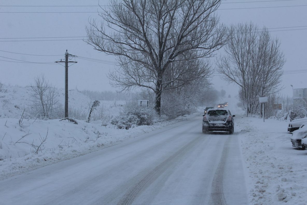Trafic rutier blocat din cauza zăpezii, pe un drum naţional din Olt