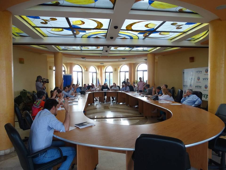 Dezbatere publică sau păcăleală? Un ONG a pus oamenii pe drumuri, dar nu a mai participat la discuții