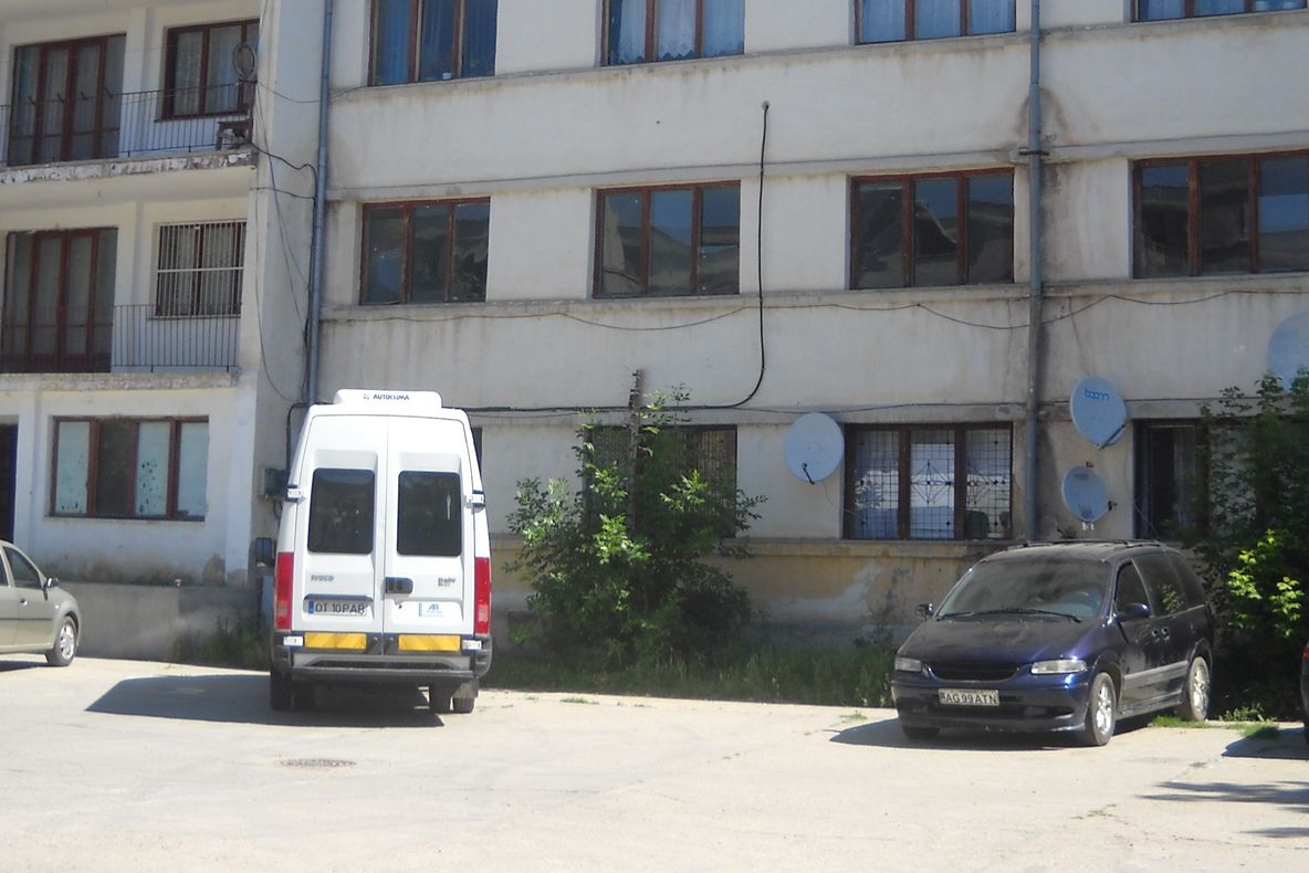 Incendiu la un bloc de locuinţe sociale din Slatina. Un mort şi cinci răniţi