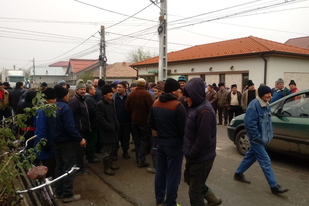 Oamenii din Rusăneşti s-au strâns în faţa primăriei, revoltaţi că li se taie porcii. Jandarmi şi poliţişti, dislocaţi în localitate - FOTO