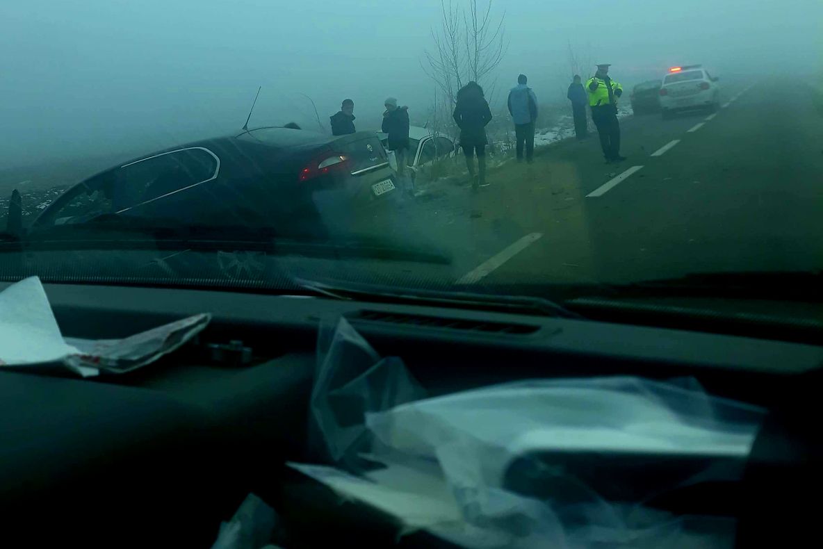 Accident pe un drum din Olt, din cauza ceții. Trei persoane rănite - FOTO
