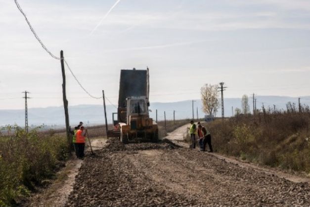 Drumul dintre Cârlogani și Morunglav, modernizat de Consiliul Județean. De unde vin banii