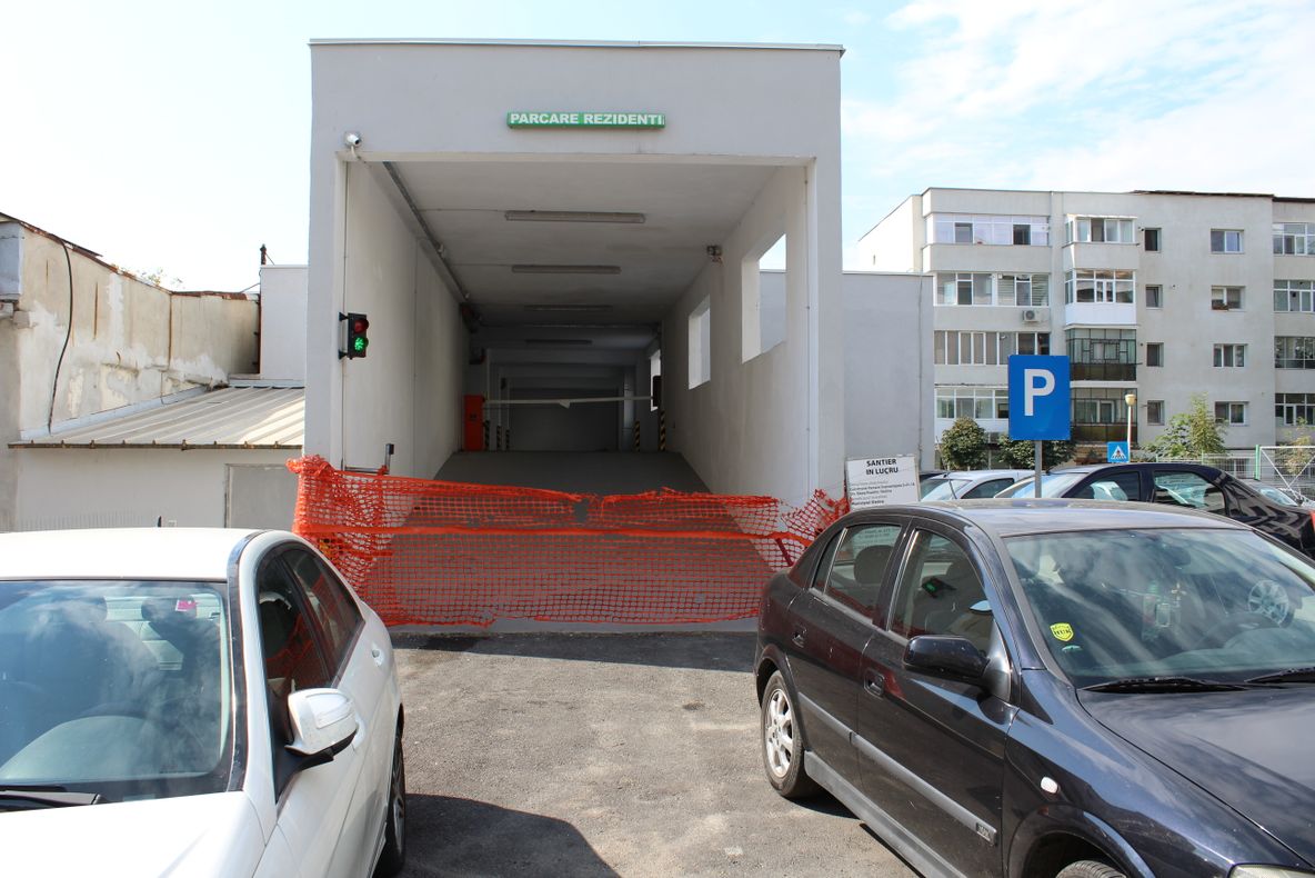 Licitaţie pentru locurile dintr-o parcare etajată din Slatina. Preţul porneşte de la 720 lei pe an