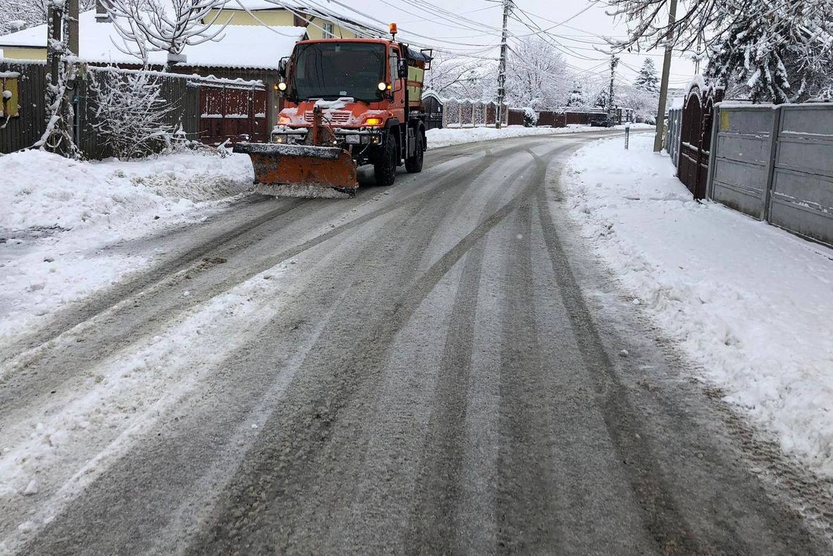 Un nou val de zăpadă. Zeci de utilaje acţionează pe străzile Slatinei - FOTO