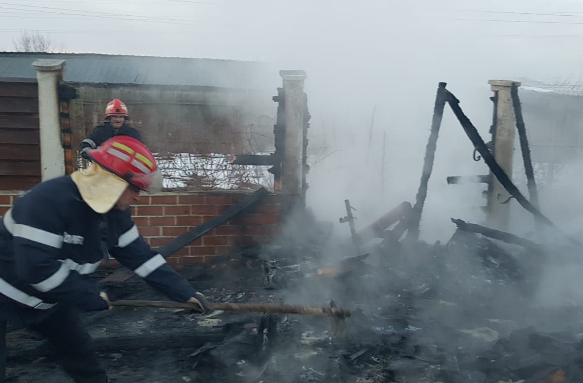 Familie din Slatina, aproape de tragedie, la început de an. Un incendiu a distrus o anexă - VIDEO
