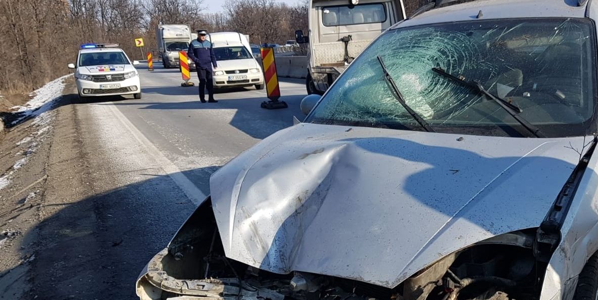Accident pe drumul care leagă Slatina de Craiova. Maşini proiectate într-o pădure de pe marginea drumului - FOTO