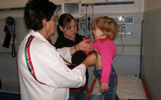 Pediatria Spitalului Slatina, asaltată de solicitări. Doi copii transferați la București și Craiova